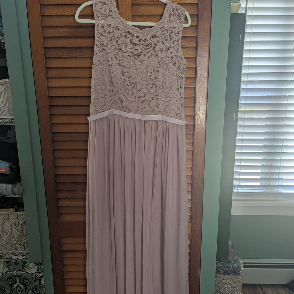 Elegant Lace Sleeveless Dress in Dusty Pink